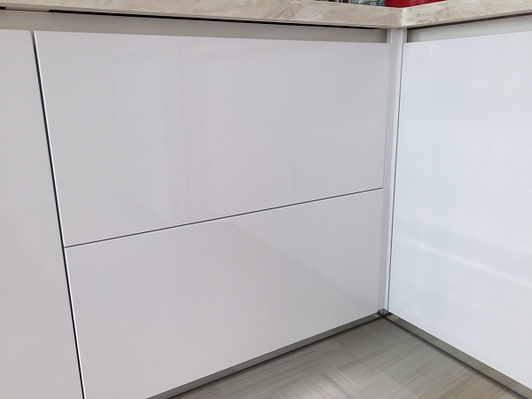 Белые выдвижные шкафы в кухоном гарнитуре