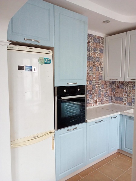 Голубой кухонный гарнитур с высоким шкафом