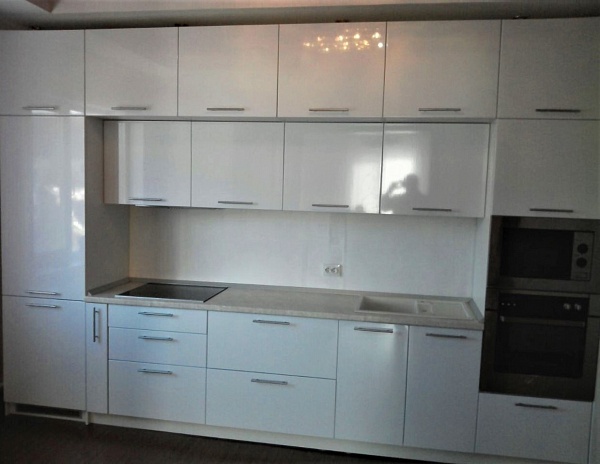Белый кухонный гарнитур с высокими шкафами