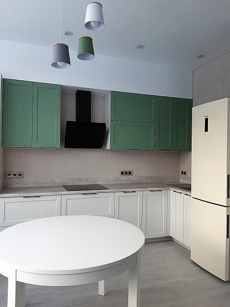 Кухонная мебель зелено-белого цвета