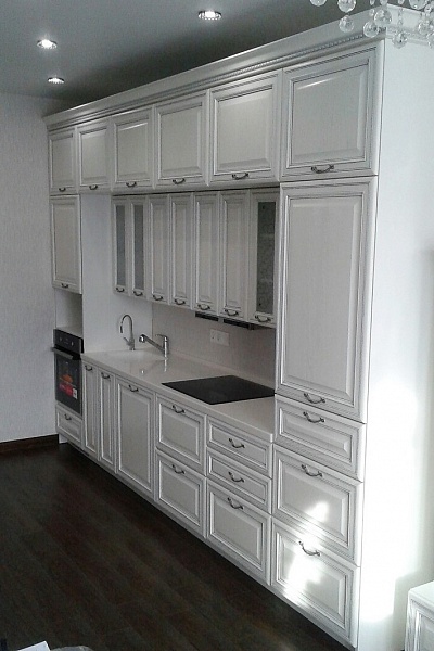 Кухонный гарнитур белого цвета с высокими шкафами