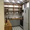 П-образная кухня с открытыми полками - фото 1