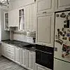 Белая кухонная мебель со встроенной техникой - фото 1