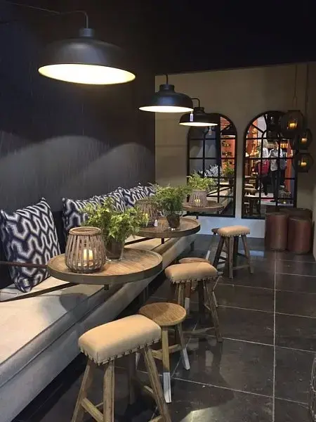 Столы и стулья в кафе в темных тонах stoly-i-stulya-v-kafe