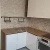 Угловая кухня под дерево с белыми фасадными дверцами - фото 1