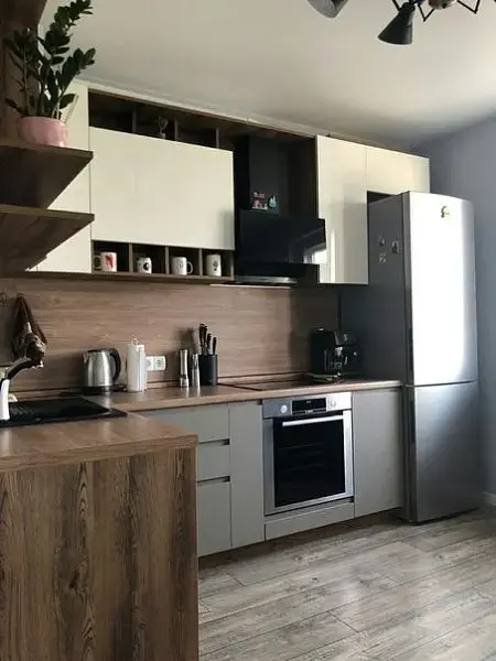 Угловая кухня с функциональными ящиками