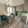 Коричневая кухонная мебель с берюзовыми стульями - фото 1