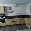 Кухонная мебель черно-коричневая со светлыми подвесными шкафами - фото 1