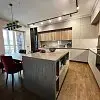 Интерьер кухни в светлых тонах с бордовыми стульями - фото 1