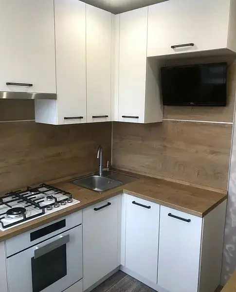 Угловая кухня с высокими шкафами