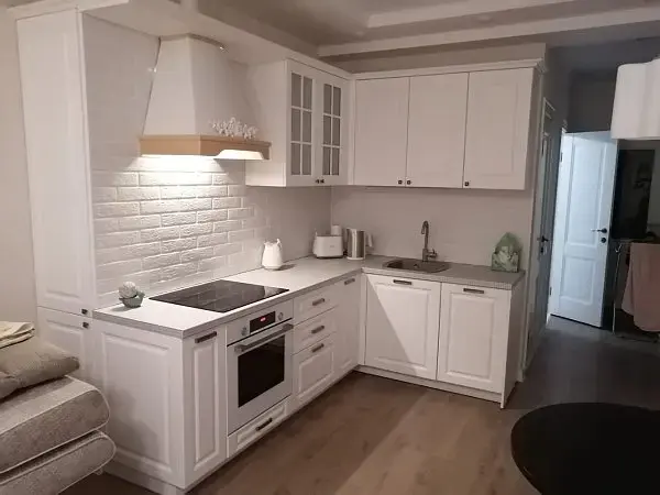 Белая угловая кухня - фото 1