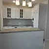 Белая кухня с барной стойкой - фото 1