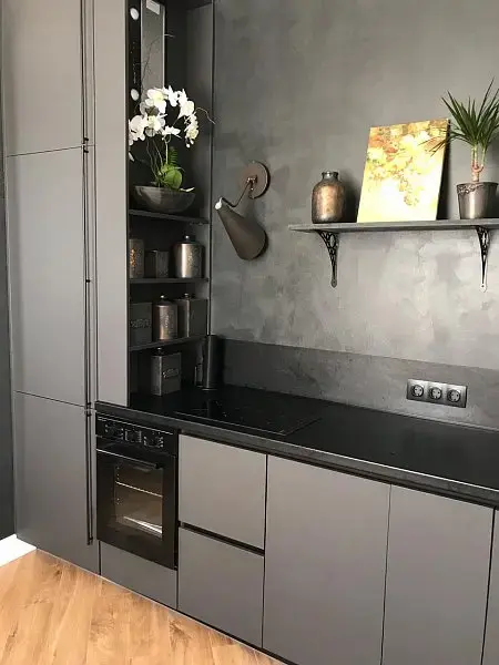 Серый кухонный гарнитур с высоким шкафом - фото 1