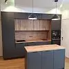 Кухонный гарнитур темного цвета с островом по центру - фото 3