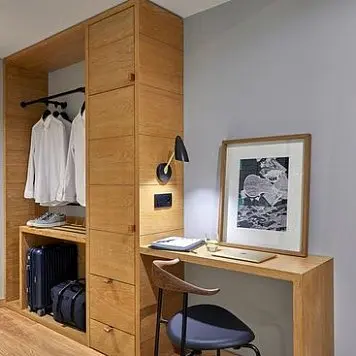 Шкаф для одежды и стол Шкаф для одежды и стол mebel-dlya-gostinits-3