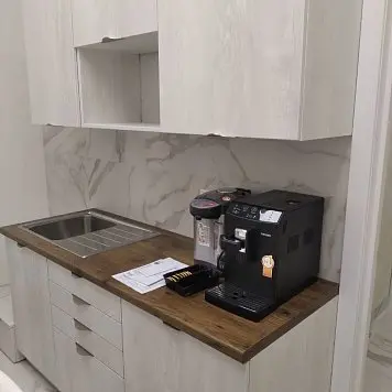 Светлая кухня для персонала фото №1