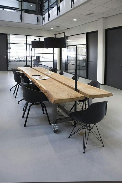 Деревянный стол в офис