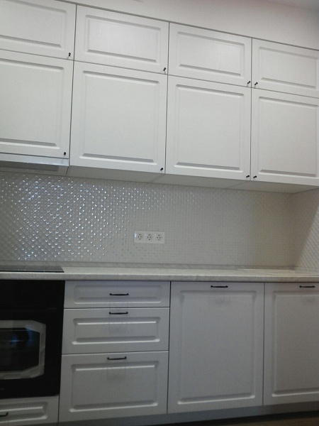 Белые кухонные шкафы с выдвижными ящиками