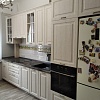 Белая кухонная мебель со встроенной техникой