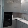 Кухонный гарнитур с высокими серыми шкафами