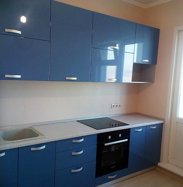 Синяя кухня с глянцевыми дверьми