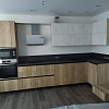 Кухонная мебель черно-коричневая со светлыми подвесными шкафами