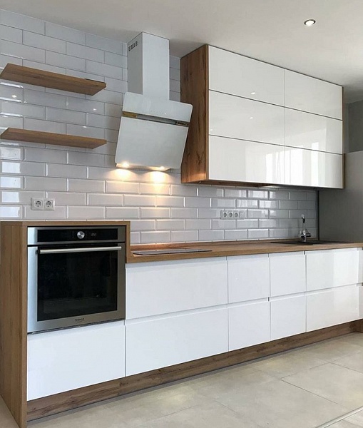 Белый глянцевый кухонный гарнитур с подвесными шкафами