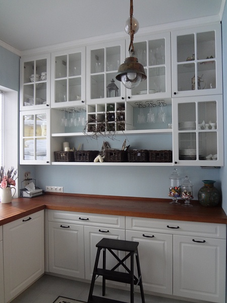Белый кухонный гарнитур с дверцами со стеклянными вставками